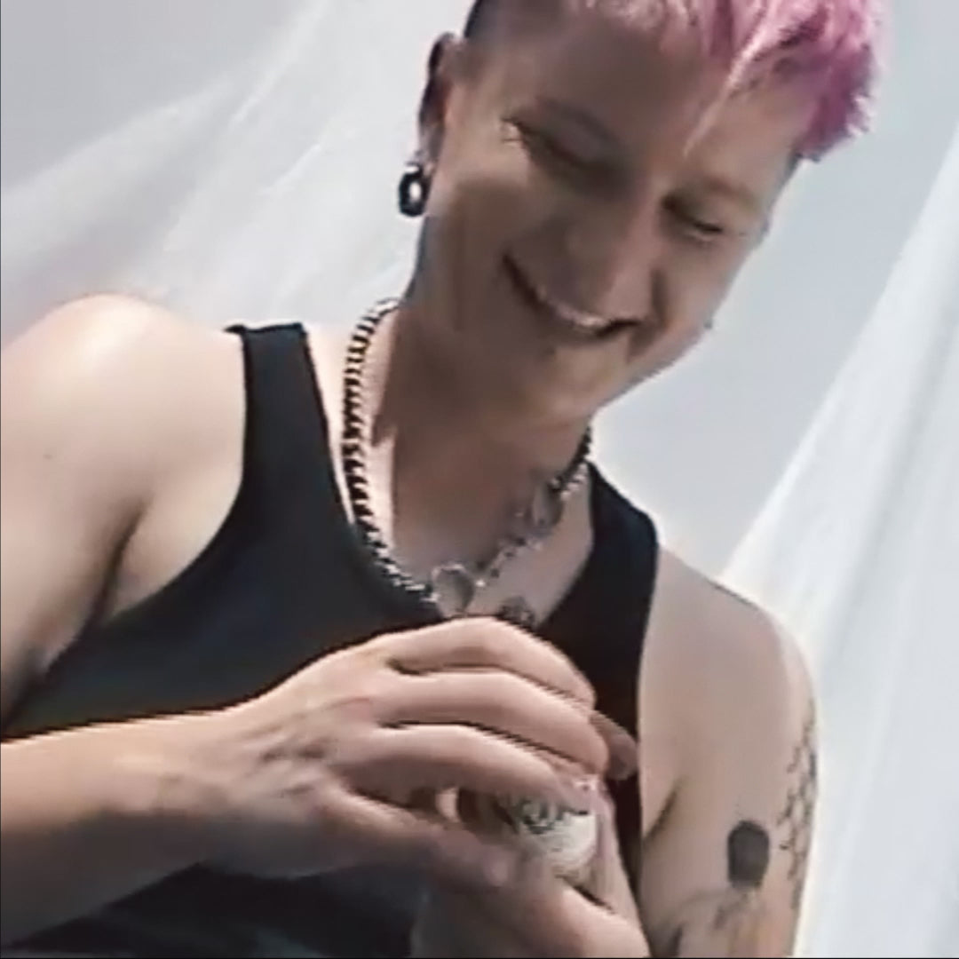 video of model applying and talking about Noto agender oil product 