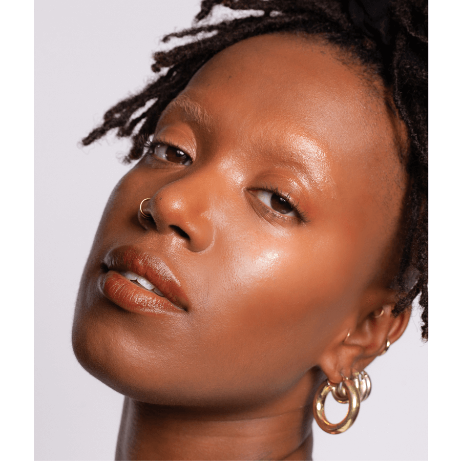 Highlighter online on cheeks